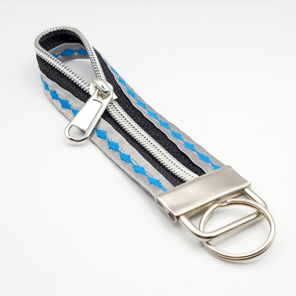 Reißverschluss-Schlüsselband S in silber-hellblau