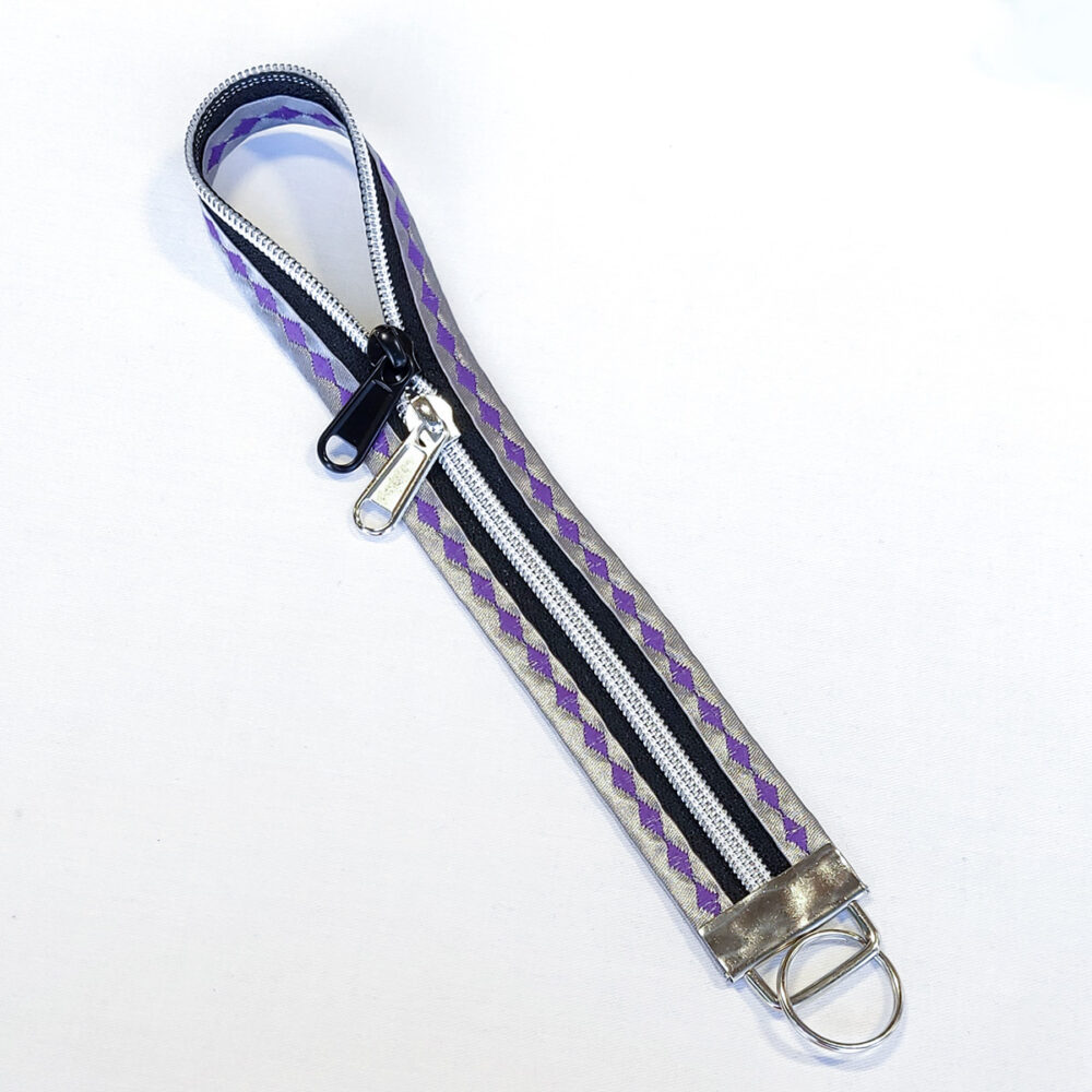 Reißverschluss Schlüsselband silber-lila