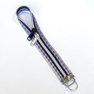 Reißverschluss-Schlüsselband M in silber-lila